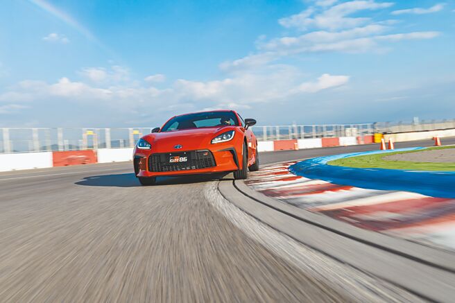 TOYOTA大改款GR86昨于台中丽宝国际赛车场发表，展现传承自经典后驱轿跑AE86的热血驾驭精神，6MT手排版售价152.8万元、6AT自排版156.8万元。（和泰汽车提供）