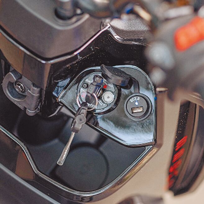 MMBCU前置物區可放置700cc飲料杯。（SYM提供）