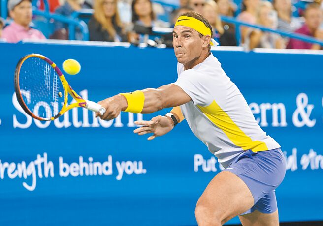 納達爾在辛辛那提公開賽復出，可惜首戰就不幸敗北。（路透）