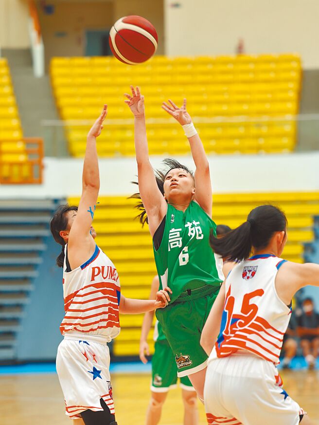 高苑工商女籃隊長連予淨（中）是新竹人，隨球隊到高雄生活。（陳筱琳攝）