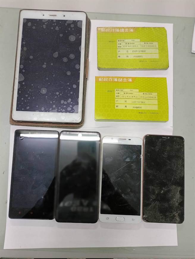 警方查获人蛇集团在台首脑张女同伙邱嫌，现场并起获手机5支及存折2本等证物。（警方提供）