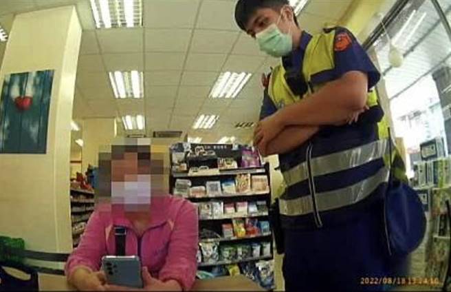 警方到場深入瞭解後，發現這是常見的跨國戀情詐騙，起初婦女仍堅信愛情；經警方不斷耐心勸說婦人，她才相信這是典型的詐騙。(警方提供)