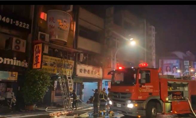 桃园中坜一间烧仙草店楼上住家今凌晨发生火警事故。（翻摄画面／蔡明亘桃园传真）