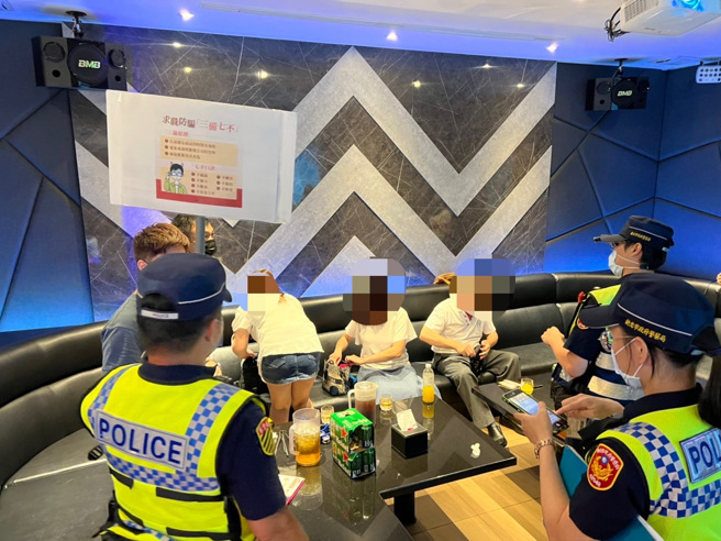 林口警直接面对民眾劝导切勿轻信海外高薪打工，避免沦为国际诈骗集团眼中的「猪仔」，人财两失。(林口分局提供)