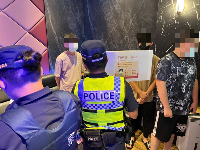 林口警直接面对民眾劝导切勿轻信海外高薪打工，避免沦为国际诈骗集团眼中的「猪仔」，人财两失。(林口分局提供)