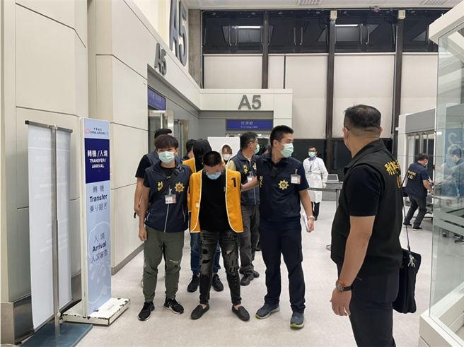 人蛇集团成员一旦没达标，男的就会遭殴打，女的则是「提着水桶罚半蹲」。（台中市警察局提供／张妍溱台中传真）