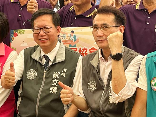 桃园市长郑文灿、民进党桃园市长参选人郑运鹏20日到八德区参加社区活动。（陈梦茹摄）