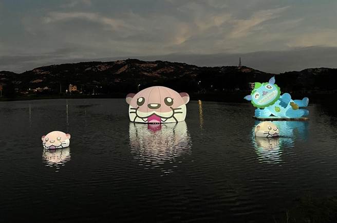 水獭和风狮爷在金门荣湖同框亮相，光影粼粼的画面十分疗癒、舒心。（金沙镇公所提供）