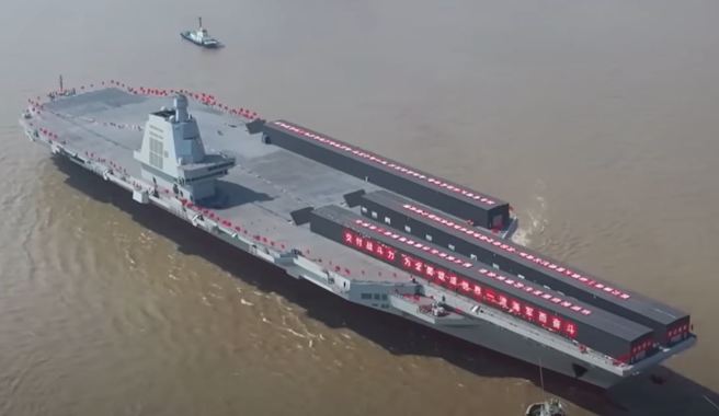 舷号「18」的中方海军003型航母「福建」舰6月17日下水后，正按照计画陆续展开繫泊试验和海试。（央视）