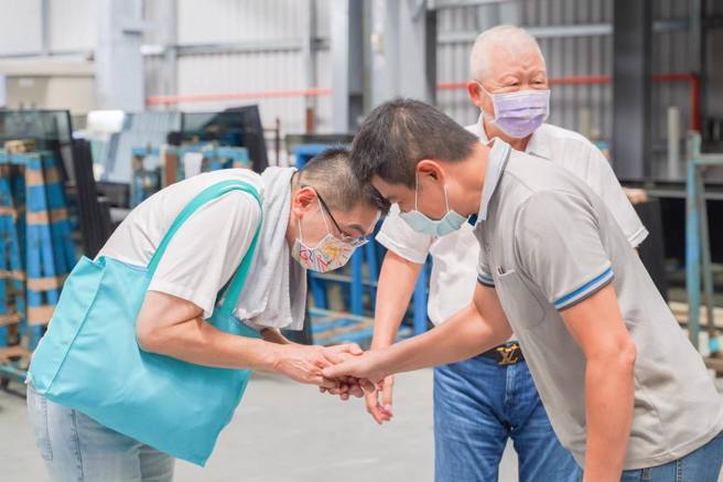 謝國樑特別到大武崙工業區拜訪企業。(取自謝國樑臉書)
