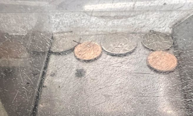 一名公车司机日前抓包一名男高中生上公车只投5元，假装没事走到车子后面。(翻摄自爆怨公社)