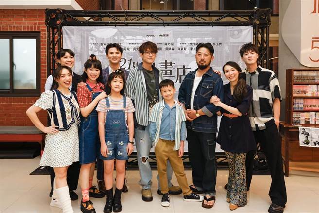 《21号漫画店》音乐剧演员合影。（音乐剧团跃演提供）