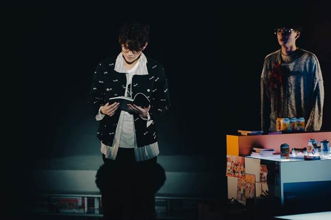 陈乃荣不断与分身自我对话。（音乐剧团跃演提供）