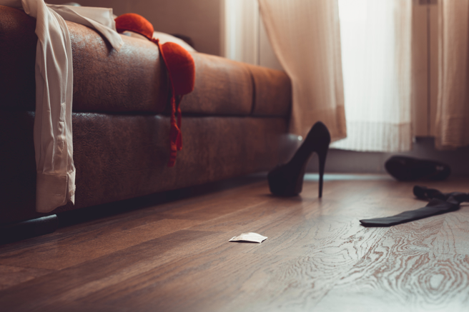 他见人妻旧炮友黄男传讯问：「妳有没有吃避孕药」，怒炸向法院要求离婚，且要求黄男赔偿50万元精神抚慰金。（示意图/Shutterstock提供）