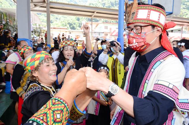 高雄市長陳其邁（右）20日走訪那瑪夏，他向民眾問好。（林瑞益攝）