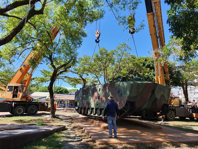 海军陆战队LVT5，俗称「水鸭子」的登陆运输车，吊挂到凤林慢城公园展示。（凤林镇公所提供／王志伟花莲传真）