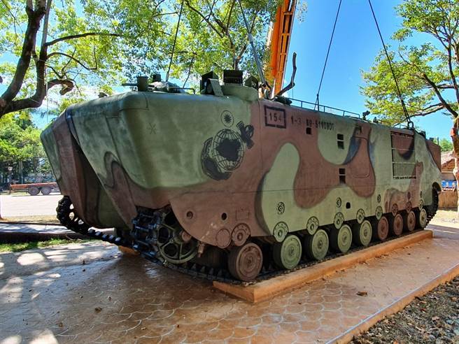 花莲凤林镇公所争取到俗称「水鸭子」的LVTP5两栖登陆运输车，吊挂至慢城公园展示。（凤林镇公所提供／王志伟花莲传真）