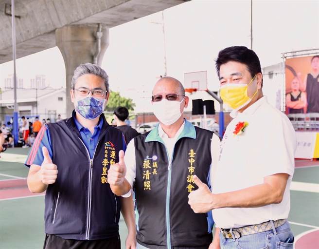 运动局长李昱叡代表卢秀燕市长出席活动，鼓励市民运动乐活。（台中市政府提供）