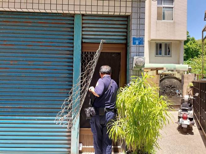 高雄市前镇区里长4天没见到谢男，请警消破门惊见谢男已死亡多时。（翻摄照片／崔正纲高雄传真）