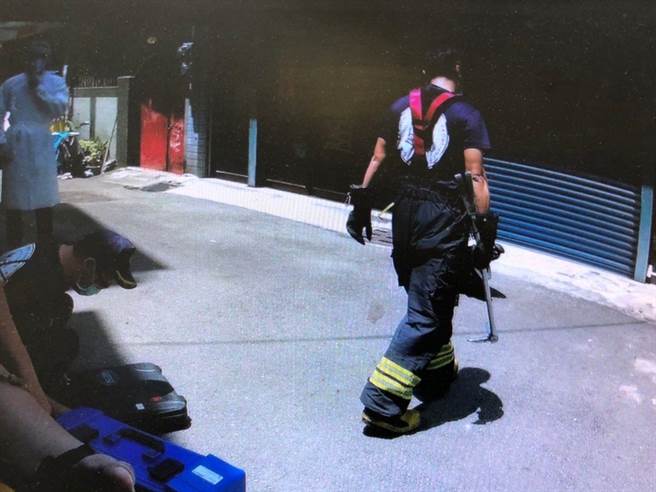 高雄市前镇区里长4天没见到谢男，请警消破门惊见谢男已死亡多时。（翻摄照片／崔正纲高雄传真）