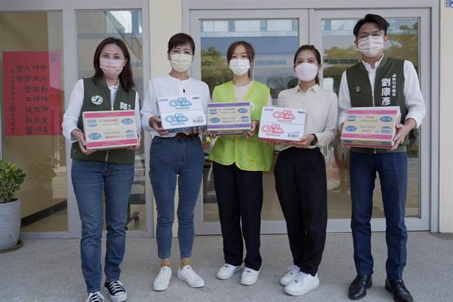 民进党新竹市长参选人沈慧虹（左二）今天特别准备了罐头送给新竹市动物保护教育园区的毛宝贝。（陈育贤摄）