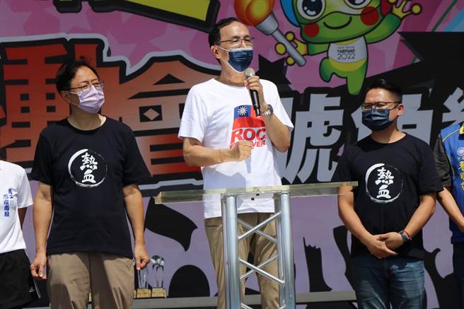 国民党主席朱立伦（中）痛批《数位中介法》搞网路戒严，国民党桃园市长参选人张善政（左）则说言论自由不该被凌虐。（蔡明亘摄）