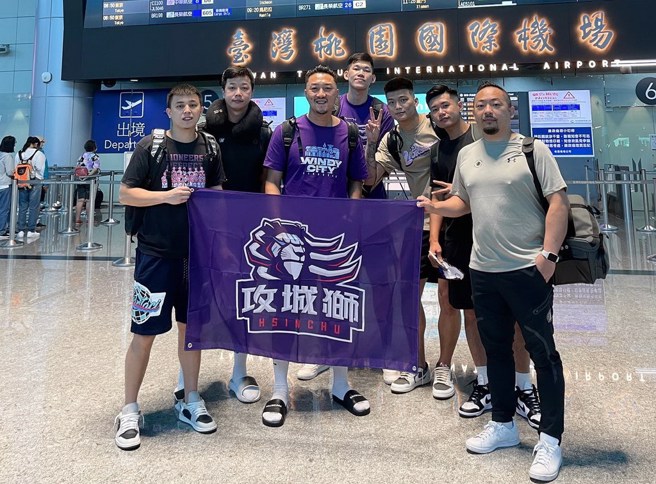 攻城獅總經理胡瓏智(右一)親自到機場送行。(取自攻城獅臉書粉絲團)