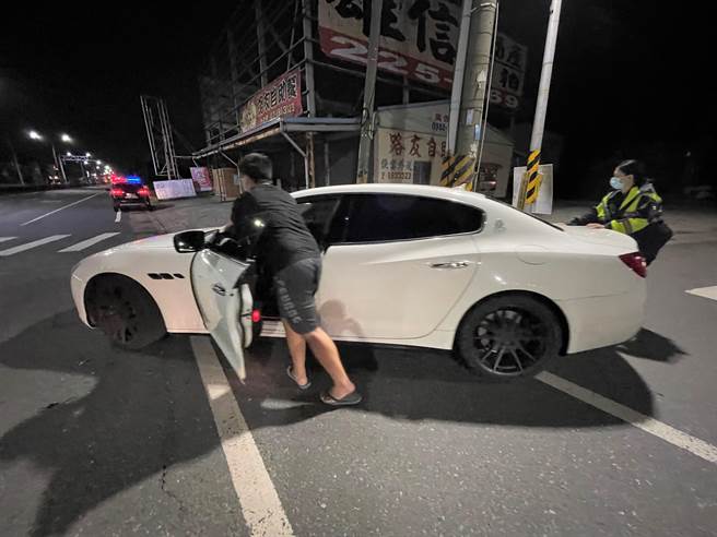 一辆玛莎拉蒂高级跑车日前在湖内抛锚，令其他驾驶人见状连忙闪避。（翻摄照片／林瑞益高雄传真）