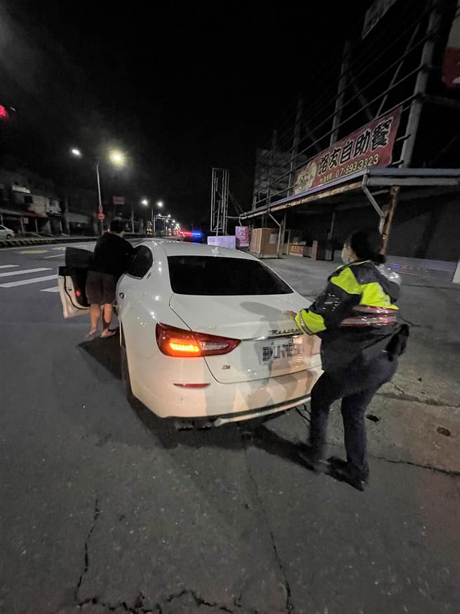 一辆玛莎拉蒂高级跑车日前在湖内抛锚，湖内警分局员警帮忙移到路边。（翻摄照片／林瑞益高雄传真）