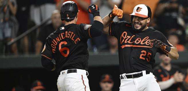 金莺桑坦德、曼卡索为全垒打兴奋庆祝(美联社)