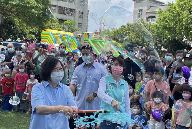 蔡英文总统在埔心乡行程后，赶往彰化市阳明公园参加黄秀芳举办的亲子活动。(吴敏菁摄)