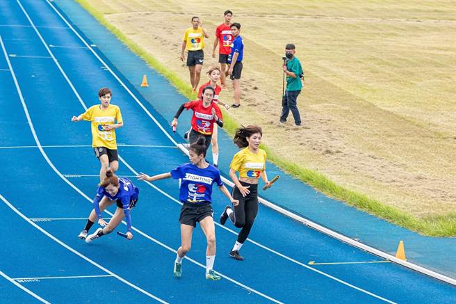 翁滋蔓（左二）掉棒后，蓝队开始落后。（三立提供）