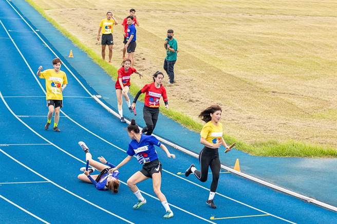 翁滋蔓接力赛中惨跌。（三立提供）