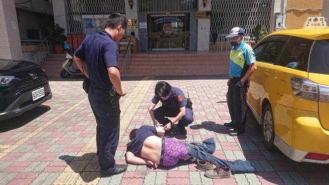 衣衫不整的醉汉路倒被报警，竟直接露出四角裤倒卧警局门口呼呼大睡1小时。（程炳璋摄）