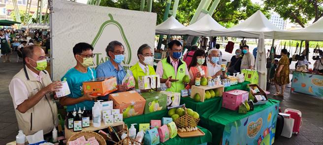 农委会主委陈吉仲今天出席「台湾文旦大联盟」行销记者会时指出，原本预估要收购2500吨文旦大果做为加工之用，但为确保农民收益，文旦大果收购将无上限。（林良齐摄）