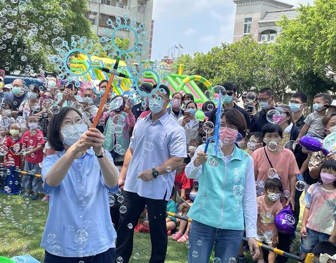 黄秀芳陪同蔡英文总统参加彰化市阳明公园参加黄秀芳举办的亲子活动，一起玩泡泡。（吴敏菁摄）