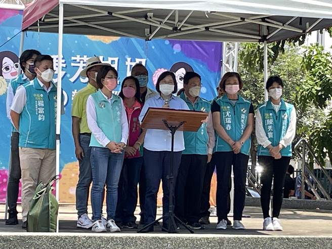 蔡英文总统参加彰化市阳明公园参加黄秀芳举办的亲子活动，致词表示彰化县公托速度太慢，推荐最好的黄秀芳。（吴敏菁摄）