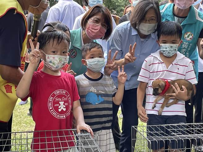 蔡英文总统参加彰化市阳明公园参加黄秀芳举办的亲子活动，和可爱动物、小朋友一起互动。（吴敏菁摄）
