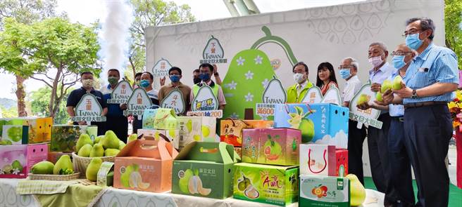 陈吉仲今天出席记者会时仍称「各位可以去看消基会13页的新闻稿，除了检验报告以外的5页，所写的是不是跟保护消费者宗旨目标（相符），可以来大家检视」。（林良齐摄）