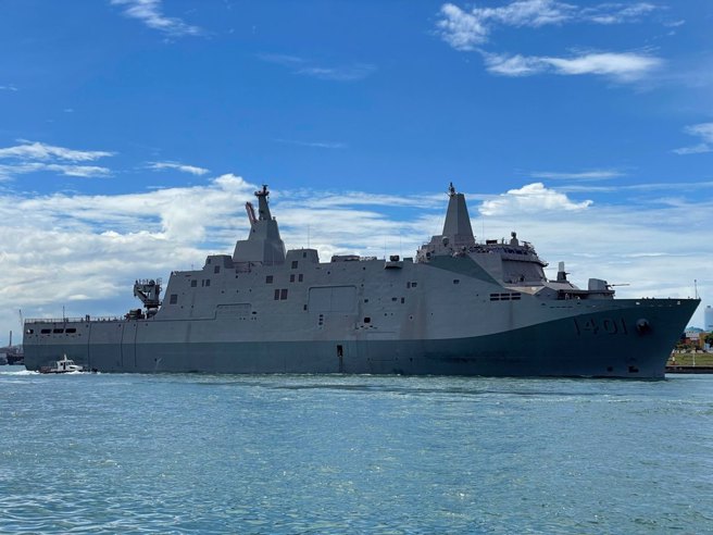 1海軍油機上兵於軍艦停泊於蘇澳港及左營軍港，趁同袍熟睡時，2度偷摸對方下體，遭法官判有期徒刑10月。圖為海軍兩棲船塢運輸艦「玉山艦」出港英姿。(示意圖/讀者提供)