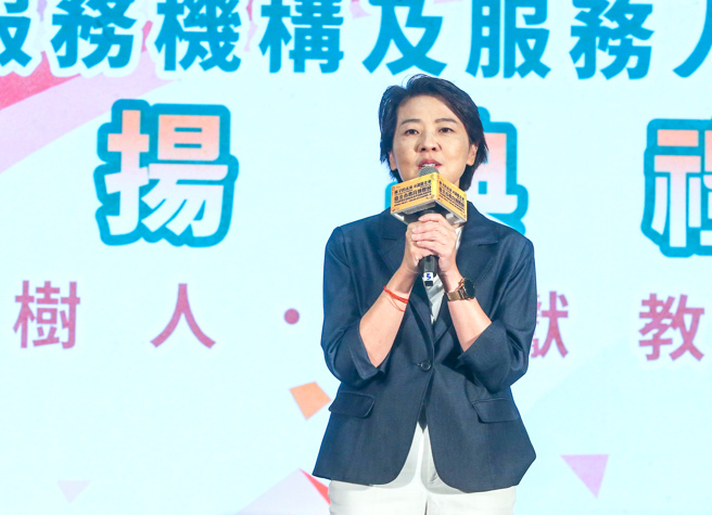 北市副市长黄珊珊20日出席「公共化教保服务达7成暨111年度教保服务机构及服务人员表扬典礼」，并在典礼中致词，肯定教育从业人员的努力。（粘耿豪摄）