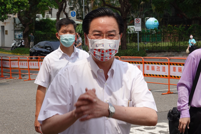 外交部長吳釗燮20日在出席「台日水果夏祭」活動前，回應跨國人蛇詐騙集團事件。（姚志平攝）