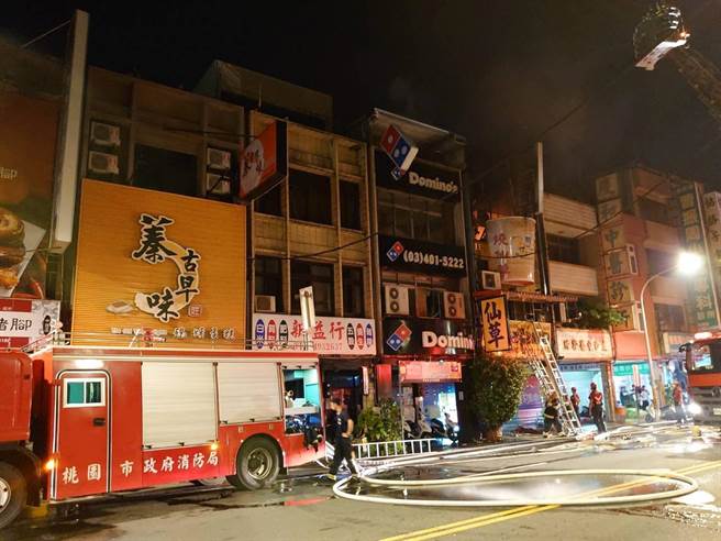 桃园市中坜区老牌名店「上辉仙草」今凌晨发生火警事故。（翻摄画面／蔡明亘桃园传真）