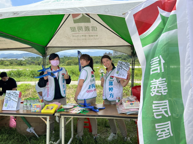 信义房屋三重五华店专案经理邓婷方（右）转职房仲，在工作中找到成就感。（图／信义房屋提供）