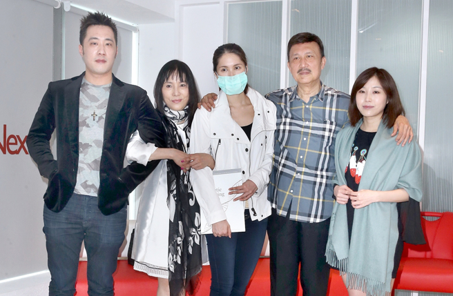 余家最近轮流到医院陪伴余苑绮。（图／中时资料照片）