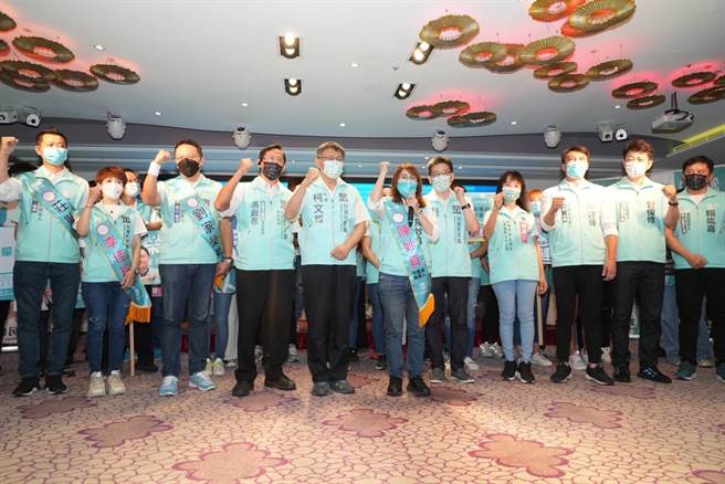 民眾黨主席柯文哲20日南下高雄替黨內市議員參選人造勢，針對「數位中介服務法」草案爭議，柯文哲表示，並不是說網路不需要管理，但中介法最大問題是人民不信任政府。（台灣民眾黨提供／洪浩軒高雄傳真）