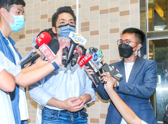 台北市长参选人蒋万安（中）。（资料照/粘耿豪摄）