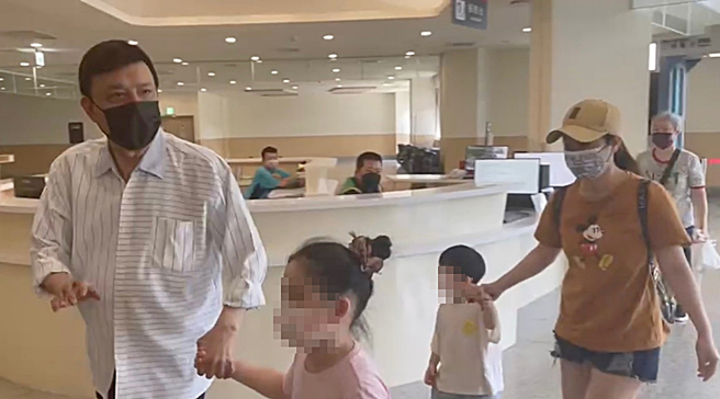 余天带着余苑绮一对儿女到医院探视她。（郑宜熏摄）