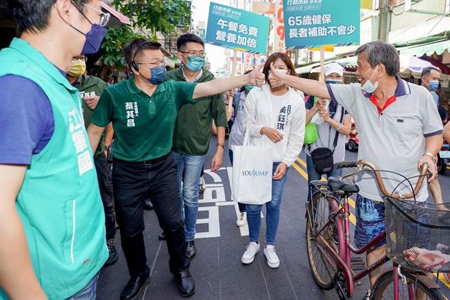 民進黨台中市長參選人蔡其昌今天早上到向上市場拜訪攤商。（蔡其昌辦公室提供／張亦惠台中傳真）