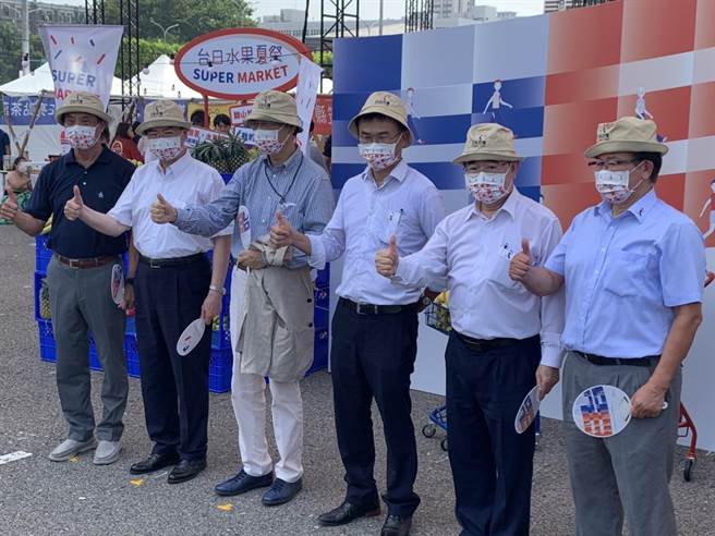 农委会主委陈吉仲（中）今天出席「台日水果夏祭开幕式」。（杨孟立摄）
